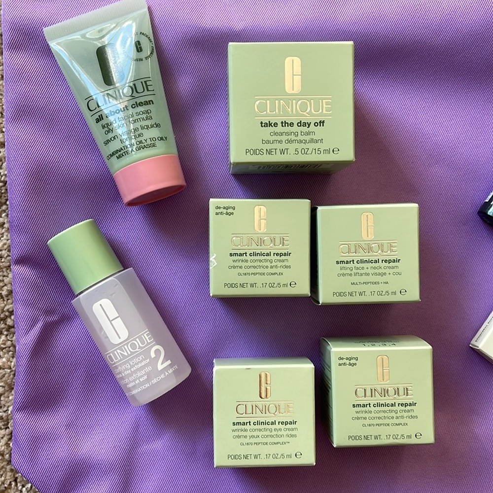 Clinique Travel Tote with Makeup & Skincare Samples- NWT - Picture 2 of 3